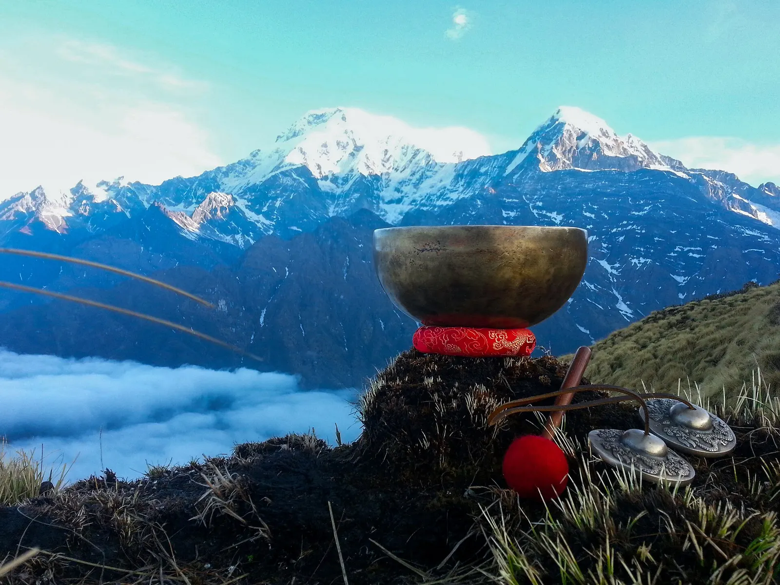 Bol chantant tibétain face aux sommets enneigés de l'Himalaya