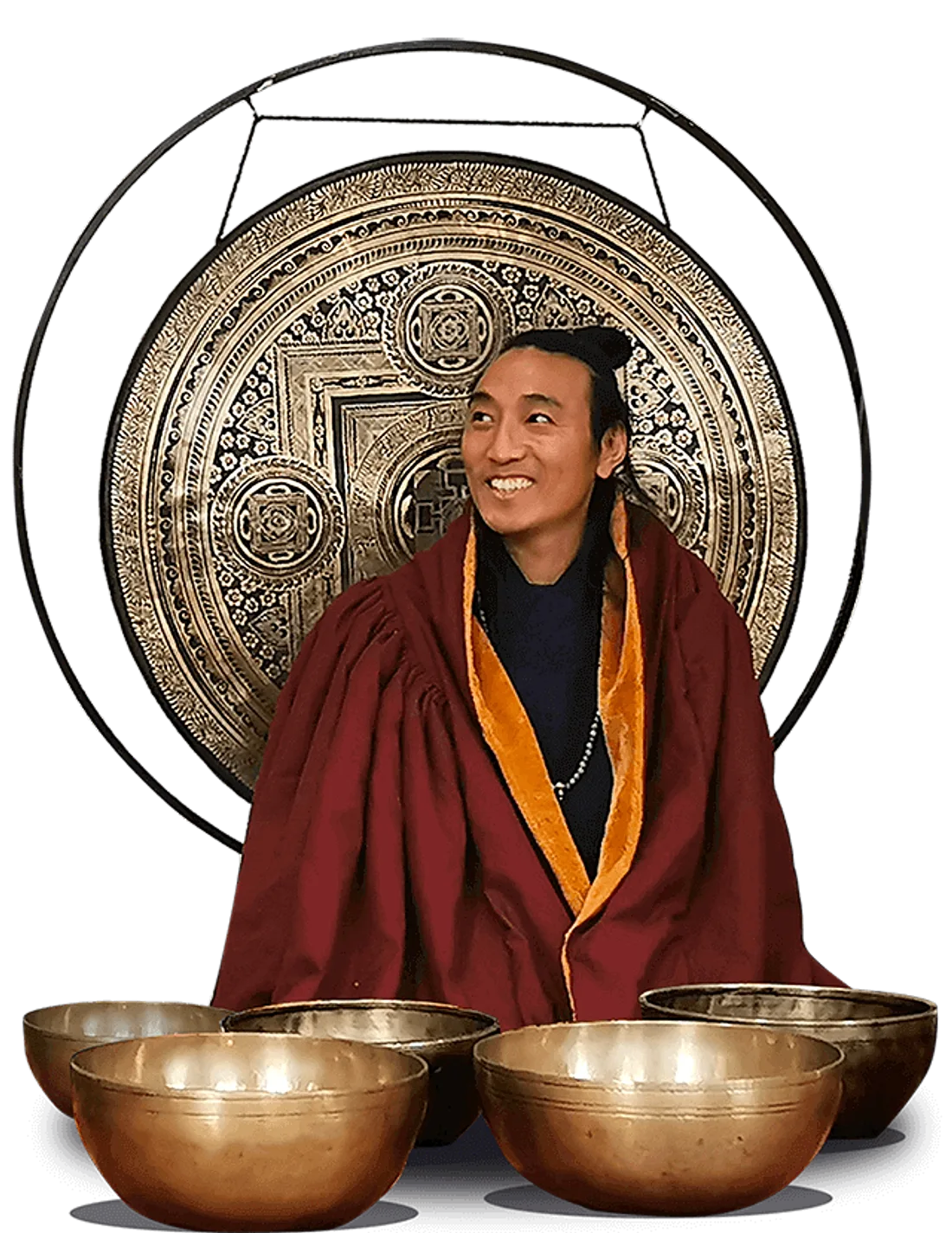 Pasang Lama, maître guérisseur tibétain, devant son gong et ses bols chantants