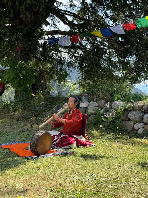 Pasang Lama playing between mandala gongs outdoors